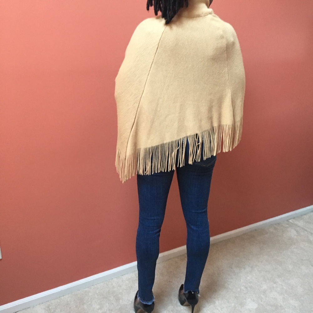 Fringed poncho - Picture 3 of 3